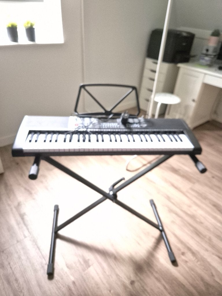 Keyboard, Muziek en Instrumenten, Keyboards, 61 toetsen, Zo goed als nieuw, Met standaard, Ophalen