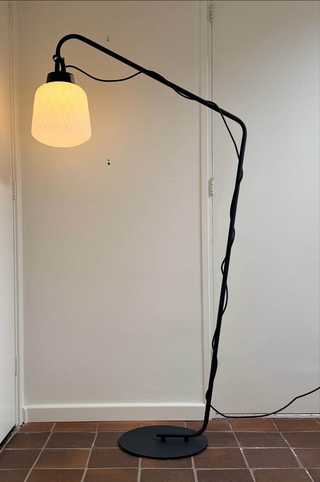 Kwalitatieve Hanglamp E27 met Zwarte Metalen Staander, Ophalen, Zo goed als nieuw, Kunststof, 150 tot 200 cm
