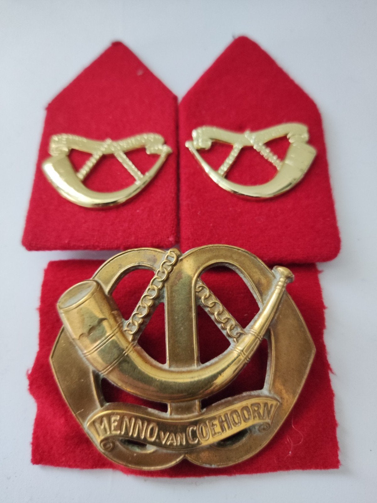 Setje Menno van Coehoorn, koperen embleem., Verzamelen, Ophalen of Verzenden, Landmacht, Nederland, Embleem of Badge