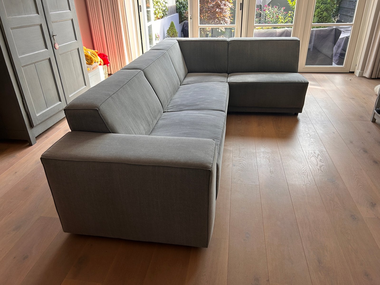 Ruime grijze hoekbank Puffy Pull – modulair – nette staat, Huis en Inrichting, Ophalen, Gebruikt, Hoekbank, 300 cm of meer