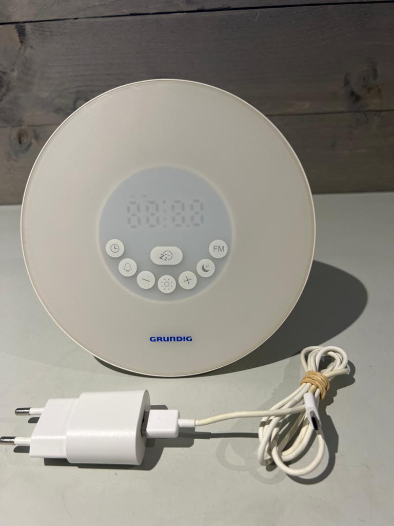 Grundig Wake-up Light Wekker met Radio en Slaapfunctie, N, N, Ophalen of Verzenden, Zo goed als nieuw