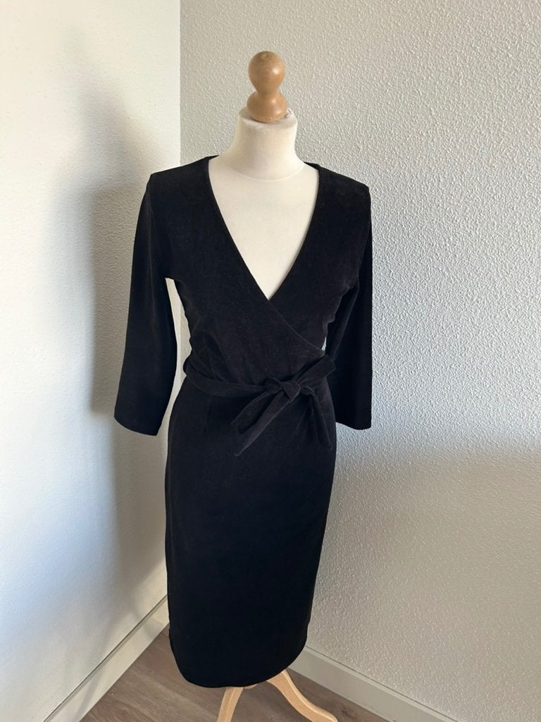 King Louie maat M zwarte rib fluweel cross jurk 2806, Kleding | Dames, Maat 38/40 (M), Zwart, Ophalen of Verzenden, Zo goed als nieuw