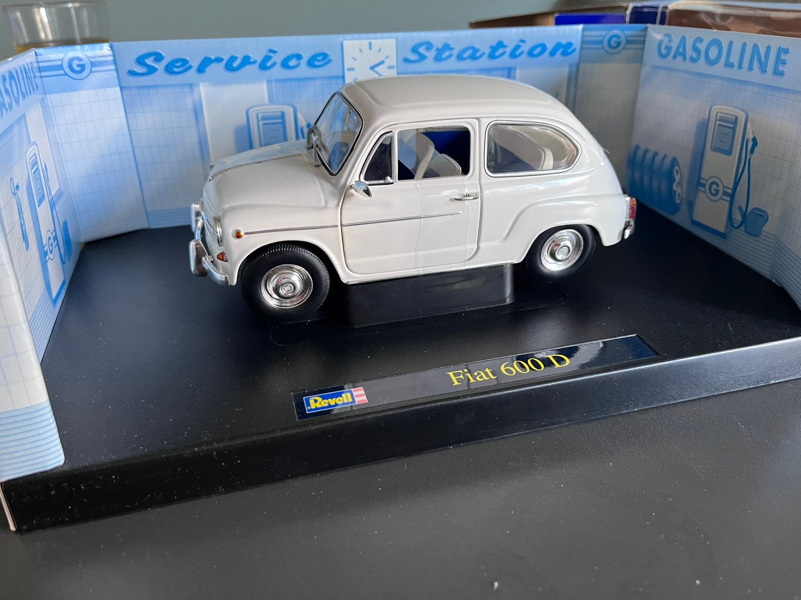 Revell Fiat 600 D – Wit – 1:18 – Auto in Nieuwstaat (In OVP), Ophalen of Verzenden, Zo goed als nieuw, Revell