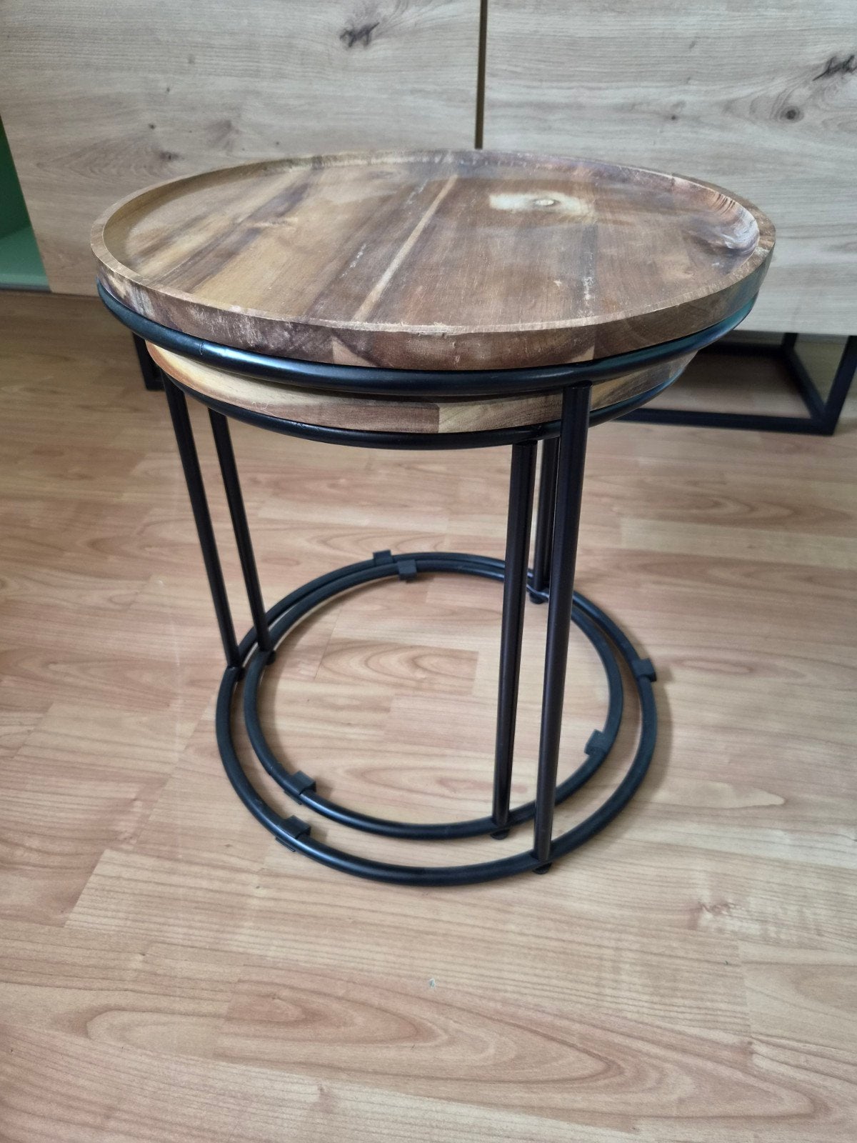 Set van 2 bijzettafels met houten blad en metalen onderstel, Ophalen, Minder dan 45 cm, Minder dan 55 cm, Gebruikt