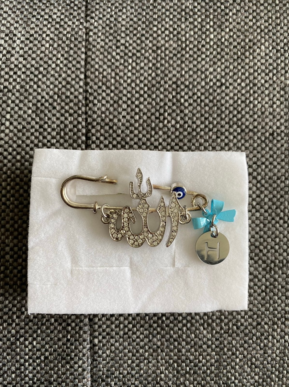 Veiligheidsspeld broche arabisch baby kraamcadeau speld H, Ophalen of Verzenden, Zo goed als nieuw, Blauw, Overige materialen