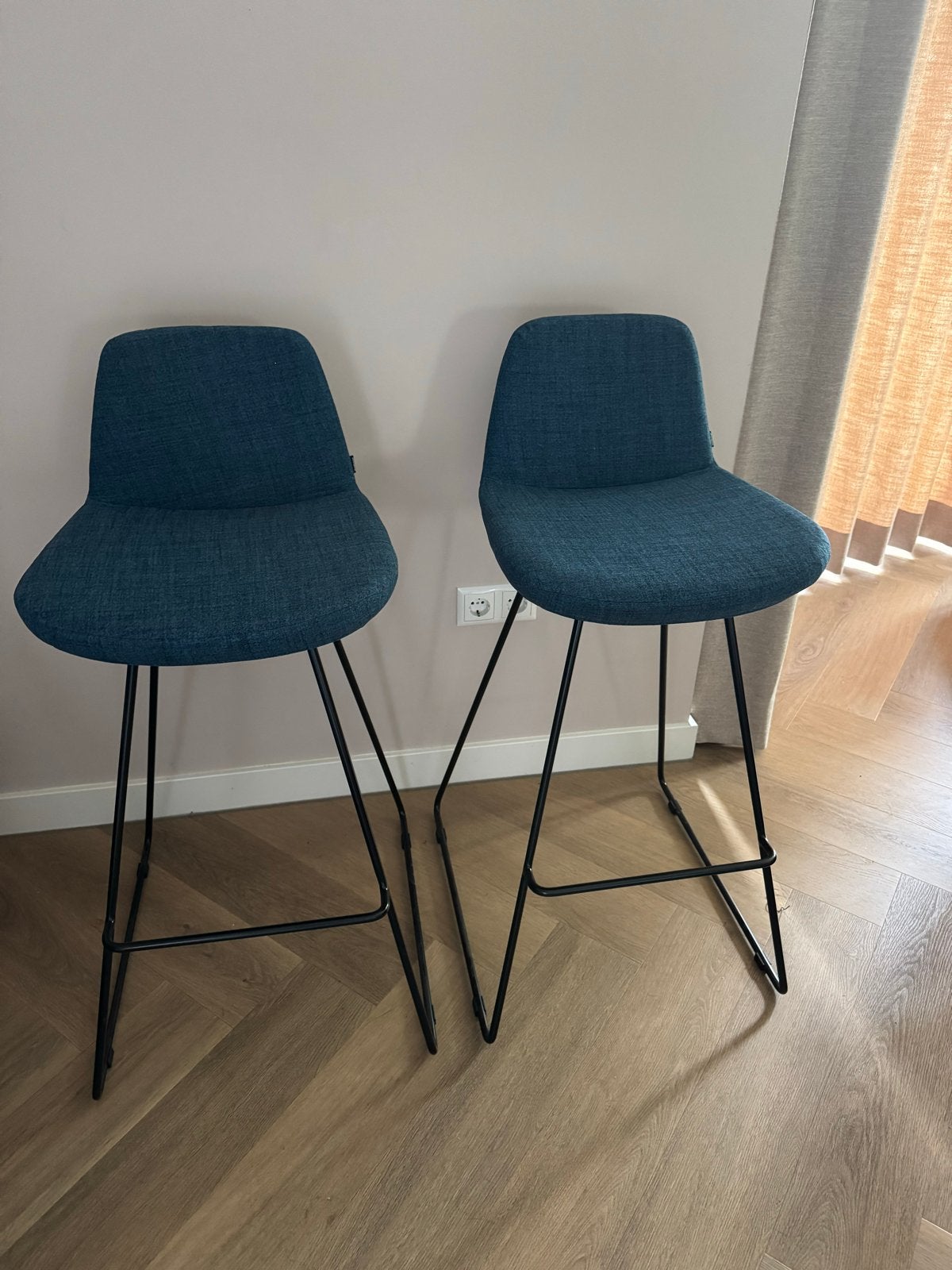 2 prachtige nieuwe blauwe design barkrukken, Ophalen, Met voetsteun, Zo goed als nieuw, 90 cm of meer