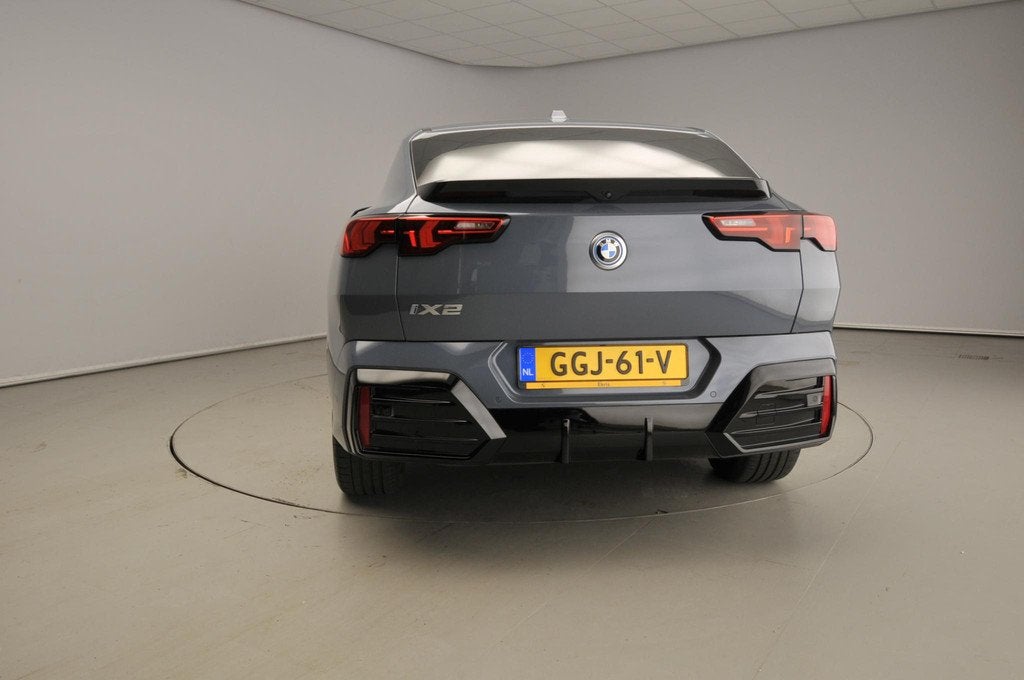 BMW iX2 xDrive30 M-Sportpakket | LED | HUD | Panoramadak | S, Auto's, BMW, Automaat, 479 km, Zwart, Lederen bekleding