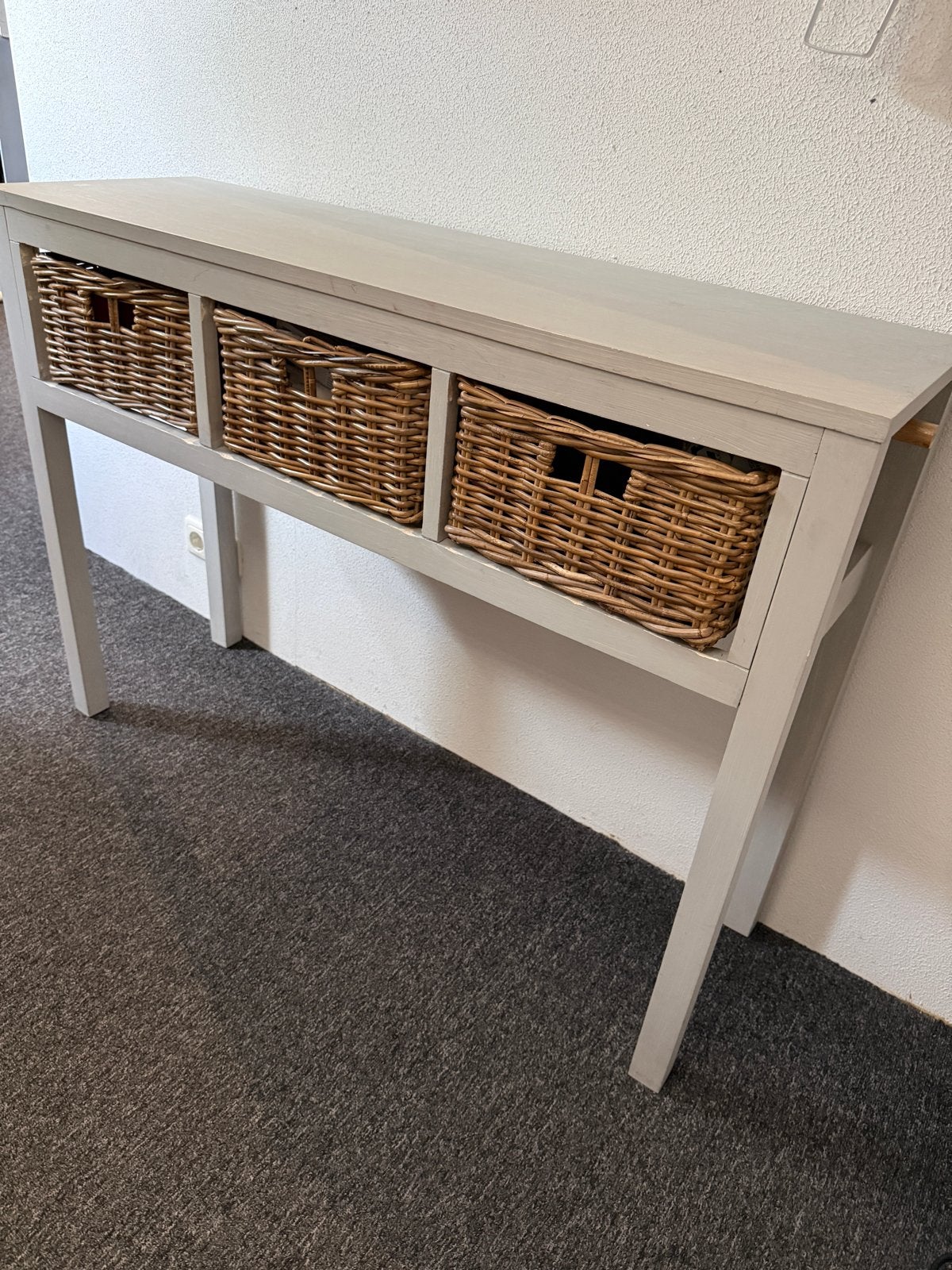 Grijze console tafel met rieten manden, Huis en Inrichting, Tafels | Sidetables, Ophalen, Gebruikt, 100 tot 150 cm, Overige houtsoorten