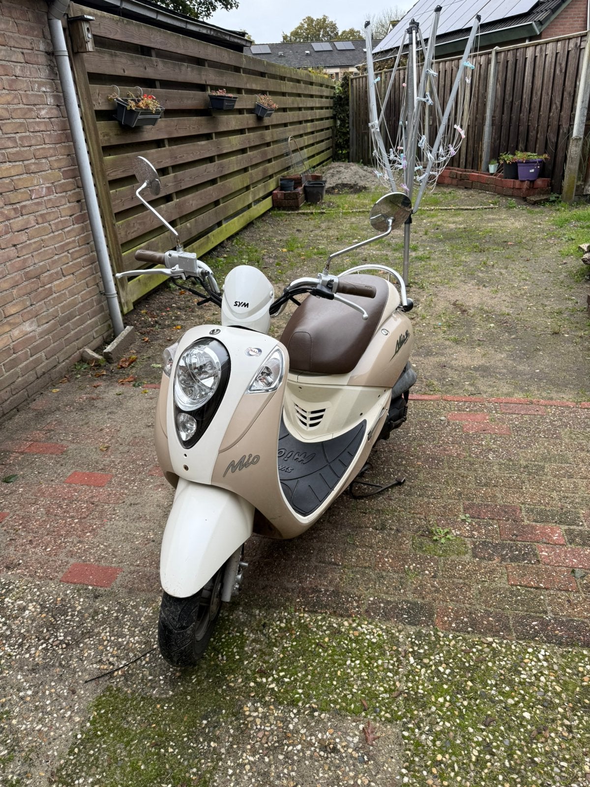 Sym mio brom, Fietsen en Brommers, Ophalen, Zo goed als nieuw, Benzine, Mio