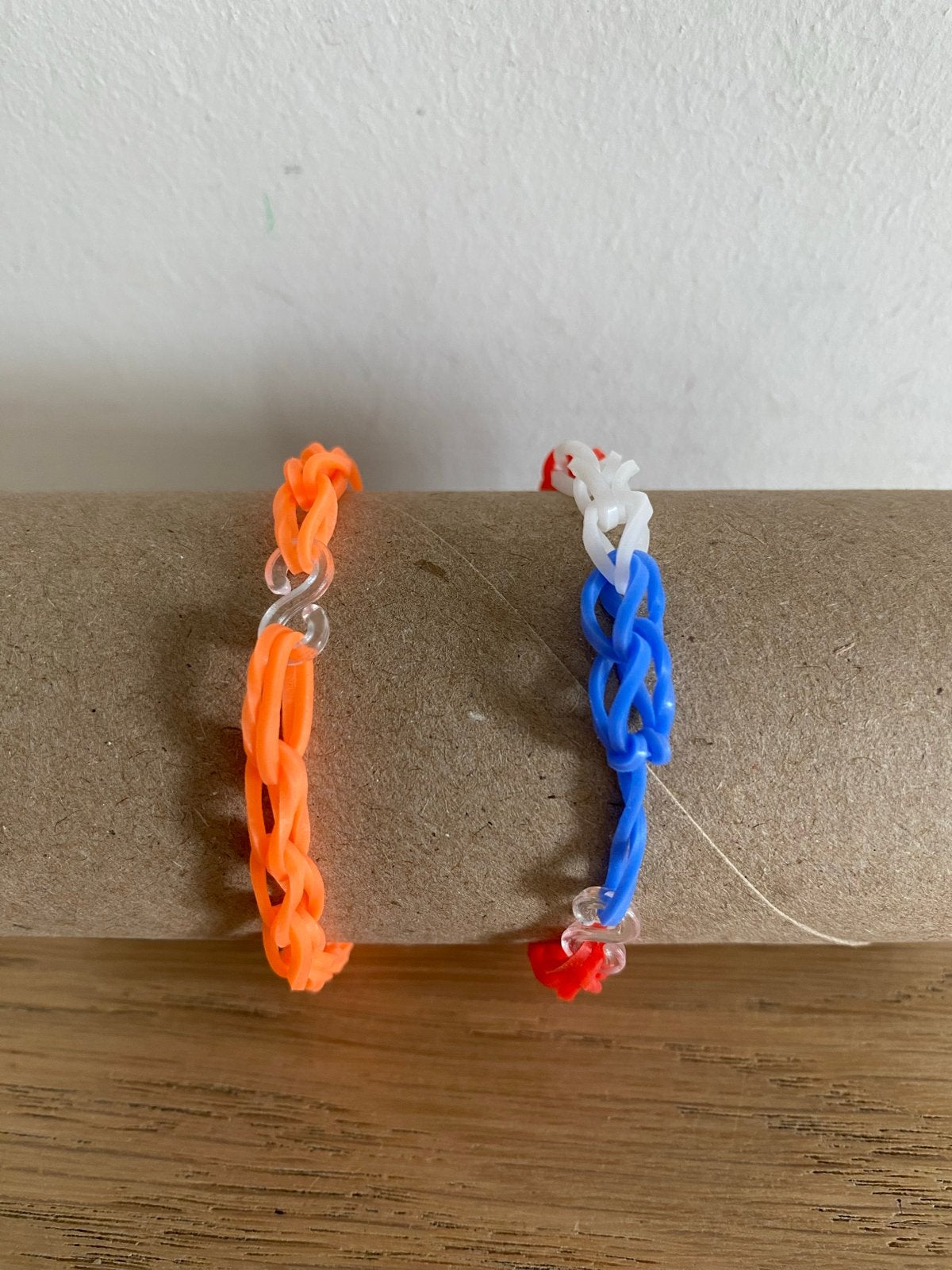 Loom Band Armbandjes - Oranje en Rood/Wit/Blauw, Ophalen of Verzenden, Zo goed als nieuw, Overige kleuren, Elastiek