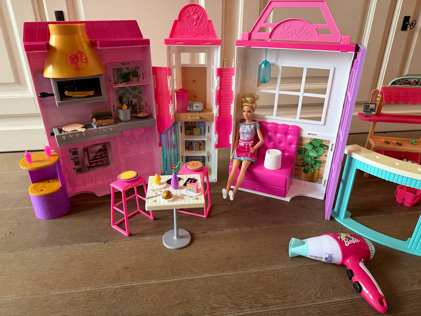 Barbie huis met veel accessoires en 11 Barbiepoppen, Ophalen of Verzenden, Gebruikt, Barbie