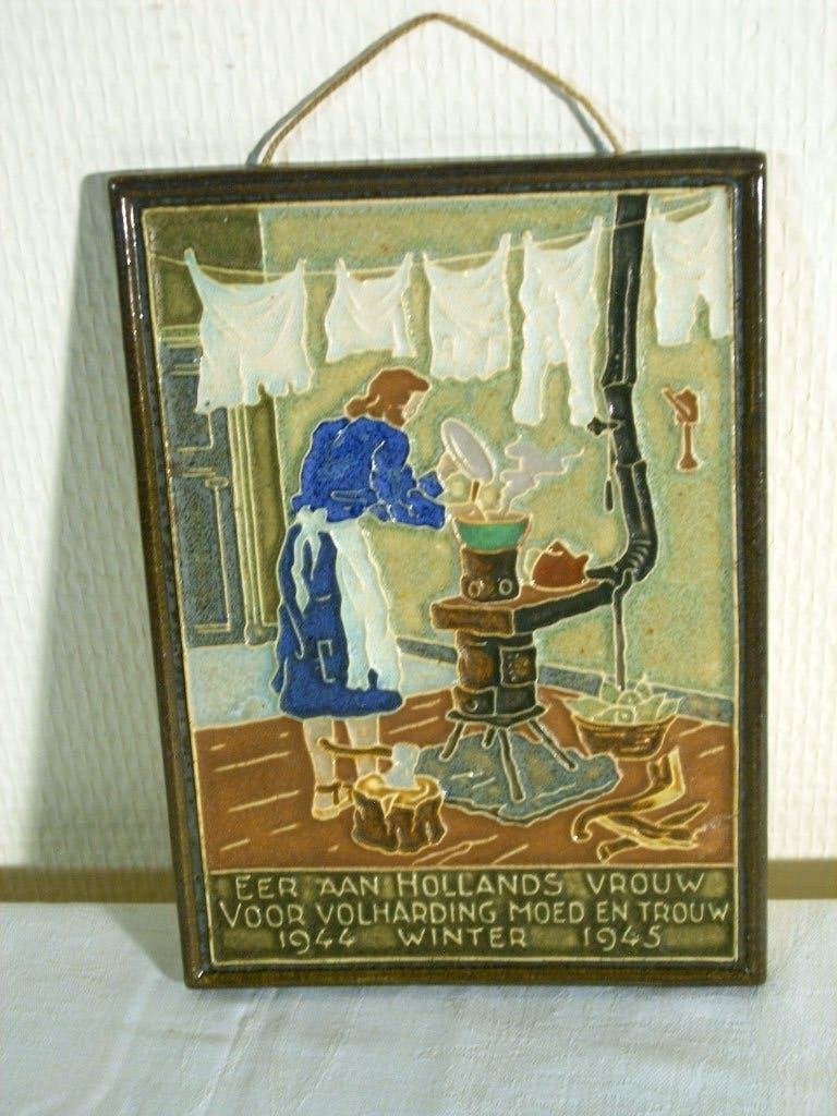 De Porceleyne Fles cloisonné tegel Eer aan Hollands vrouw., Ophalen of Verzenden