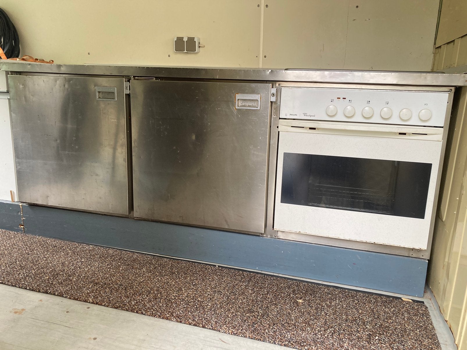 Inox keukenunit met 2 koelkasten, oven en 4-pits kookplaat, Witgoed en Apparatuur, Ophalen, Gebruikt, Zonder vriesvak
