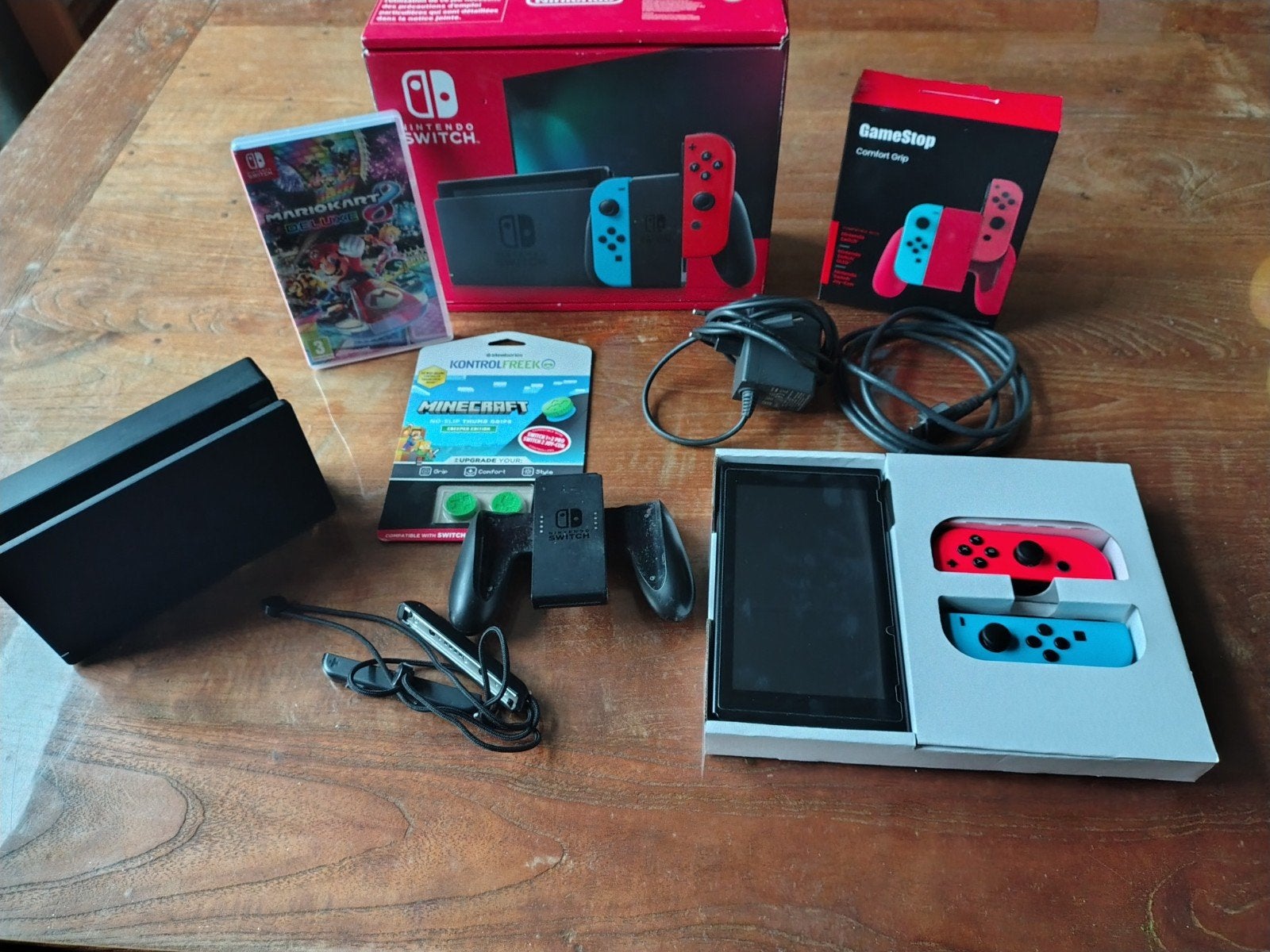 Nintendo Switch (origineel model) in doos met Mario Kart 8, Ophalen of Verzenden, Zo goed als nieuw, Met 2 controllers, Switch Original