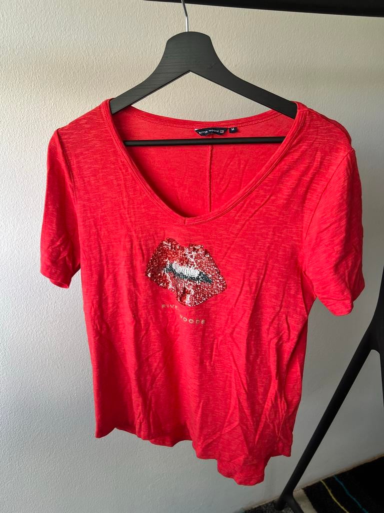 Riverwoods Rood T-shirt met Pailletten Lippen Maat M, Kleding | Dames, Maat 38/40 (M), Ophalen of Verzenden, Zo goed als nieuw