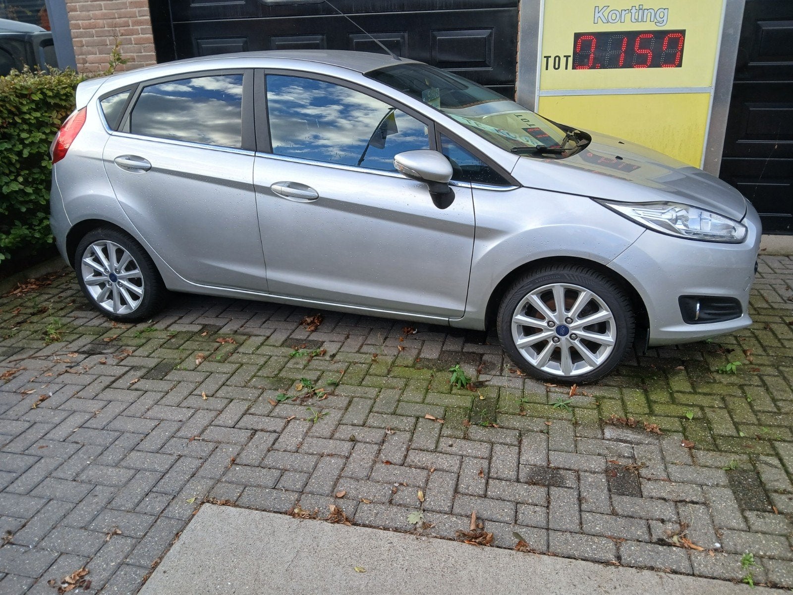 Ford Fiësta 1.0 74KW/100PK 5D 2016 Grijs motorschade, Auto's, Voorwielaandrijving, Stof, Zwart, 100 pk