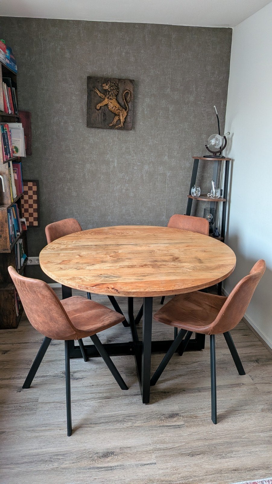 Ronde mangohout salontafel met 4 cognac suède stoelen, Huis en Inrichting, Ophalen, Rond, Overige houtsoorten, Vier personen