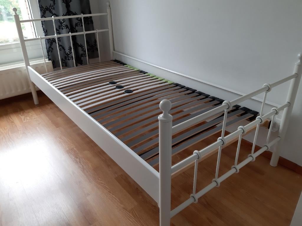 Bed, Huis en Inrichting, Slaapkamer | Bedden, Zo goed als nieuw, Eenpersoons, 90 cm, 200 cm, Metaal, Wit, Ophalen