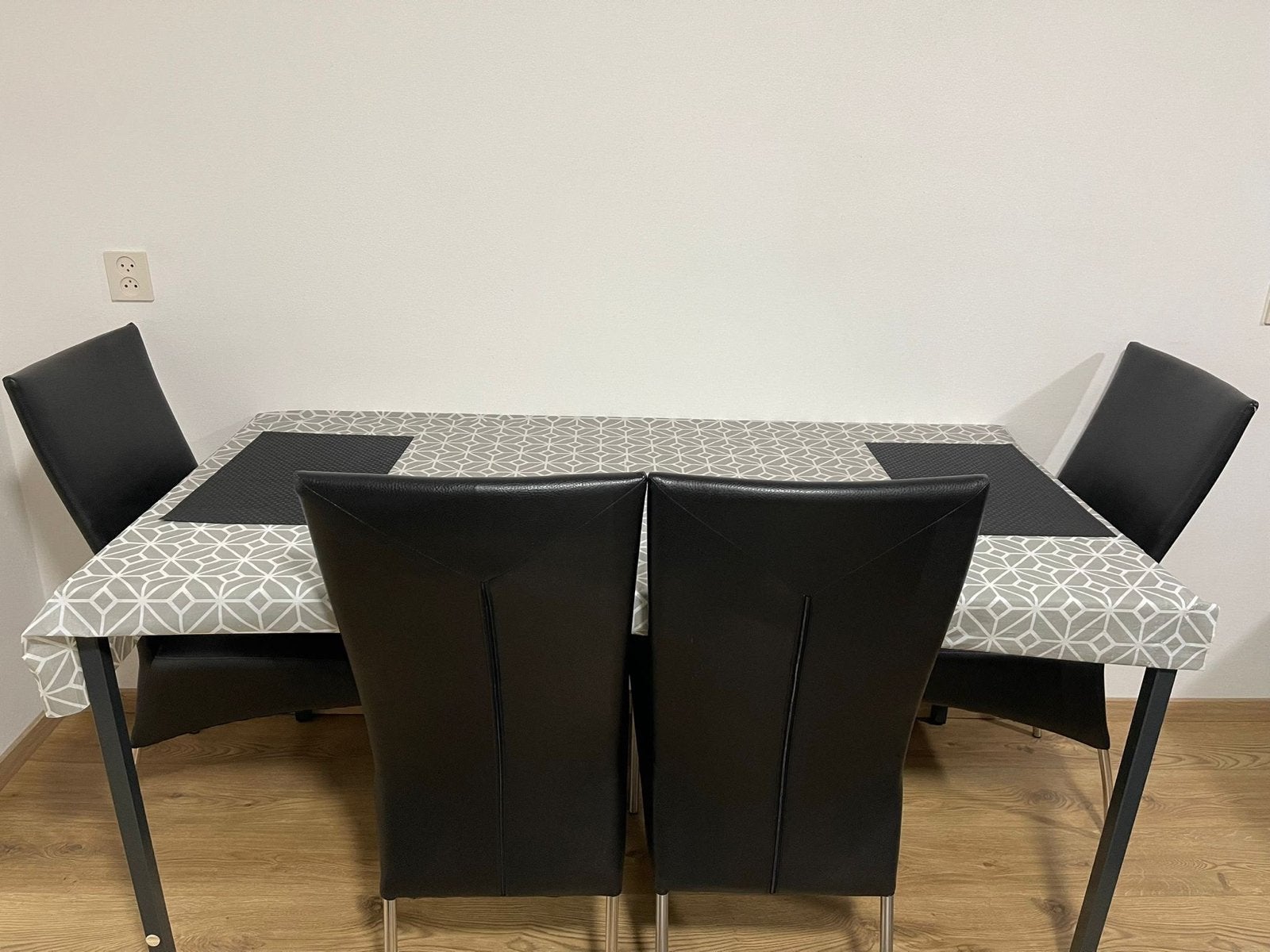 Eettafel met 4 zwarte stoelen - Zo goed als nieuw, Ophalen, Zwart, Zo goed als nieuw, Vier