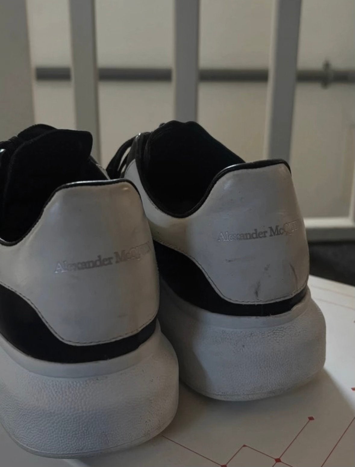 Alexander McQueen Sneakers Zwart/Wit Maat 40, Kleding | Dames, Schoenen, Zwart, Ophalen of Verzenden, Sneakers of Gympen, Gedragen