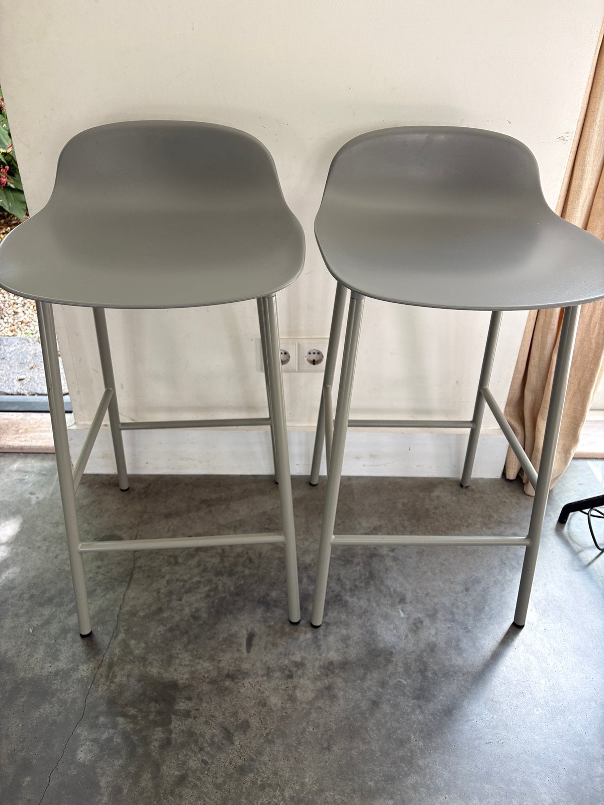 2x Normann Copenhagen Form barkruk H65 grijs – design, Ophalen of Verzenden, Zo goed als nieuw, 60 tot 90 cm