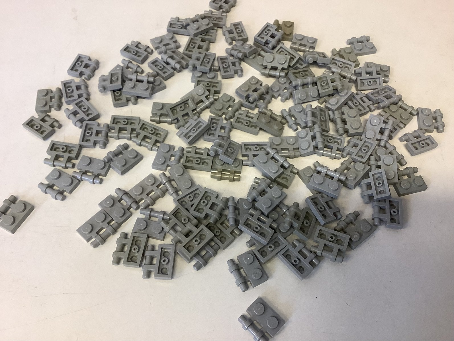 Lego plaat aangepast 1x2 met handvat aan zijkant licht grijs, Ophalen of Verzenden, Gebruikt, Losse stenen, Lego