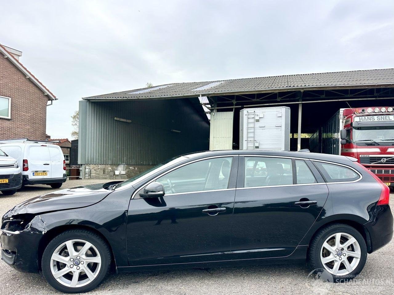 Volvo v-60 1.6 T3 150pk aut. Momentum - 144dkm nap - navi -, Automaat, 1596 cc, Info@volvocars.com, Zwart