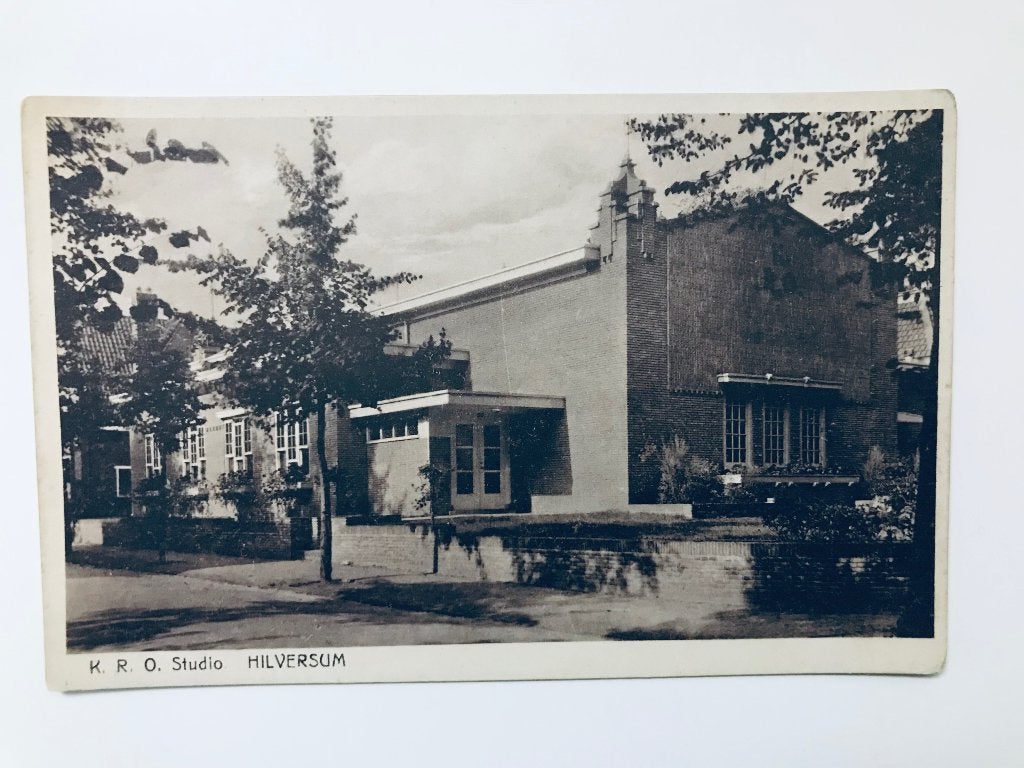 Oude Ansichtkaarten K.R.O. Studio en Vara Studio Hilversum, Verzamelen, Ophalen of Verzenden, 1920 tot 1940, Ongelopen, Noord-Holland