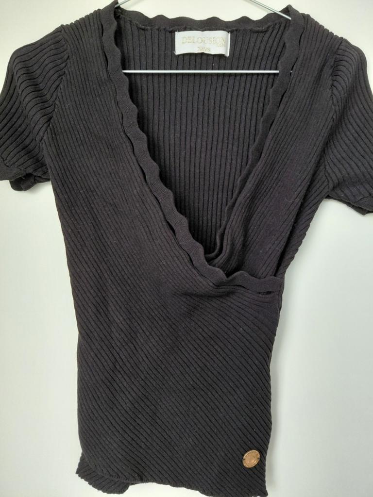 Zwart geribbeld shirt met korte mouwen - DELOUSION, Zwart, Ophalen of Verzenden, Zo goed als nieuw, Korte mouw