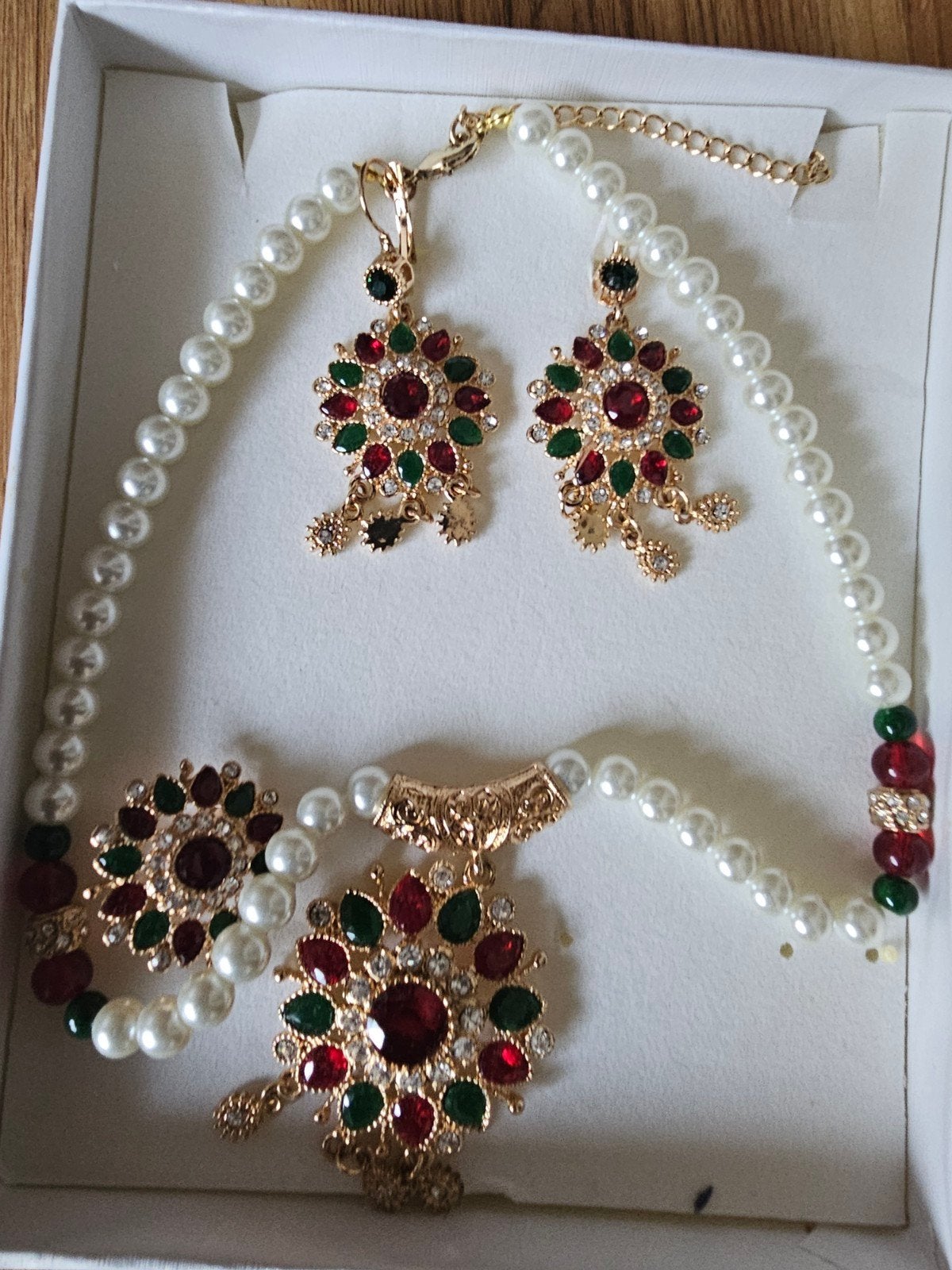 Sieradenset: Ketting, oorbellen en armband met parels, Overige materialen, Met edelsteen, Wit, Nieuw