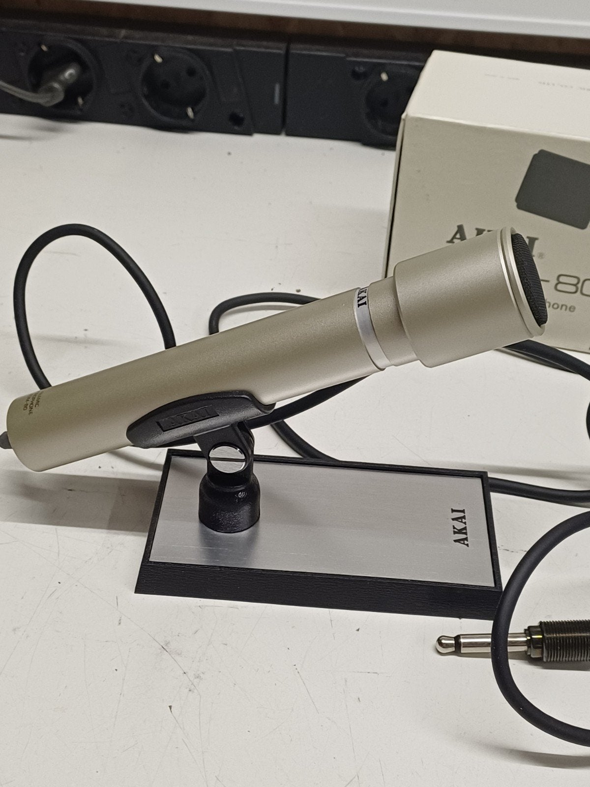 Akai ADM-80 Dynamische Microfoon met Doos en Standaard, Muziek en Instrumenten, Microfoons, Ophalen of Verzenden, Zo goed als nieuw