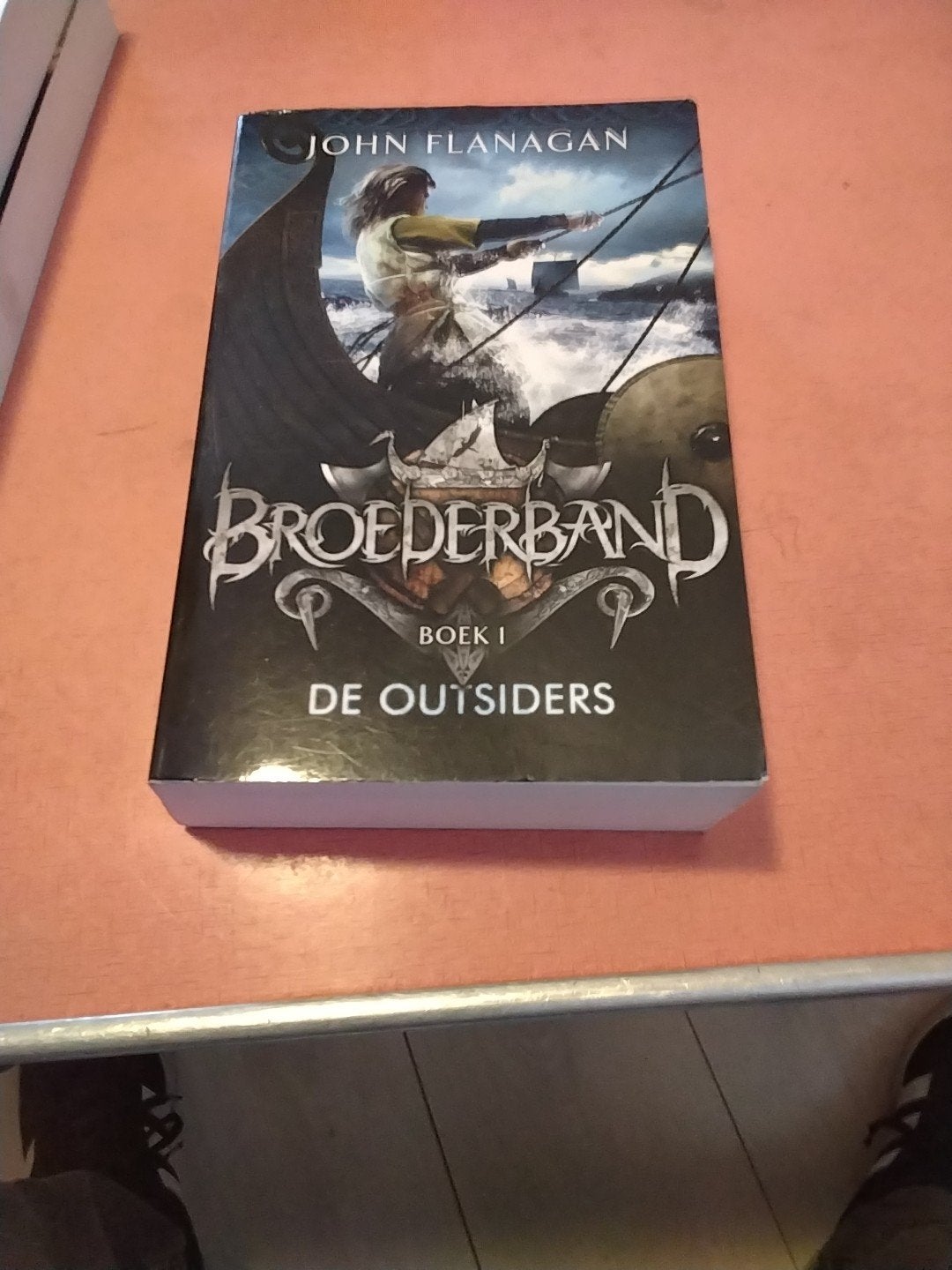 Broederband Boek 1: De Outsiders - John Flanagan € 5, Boeken, Ophalen of Verzenden, Zo goed als nieuw