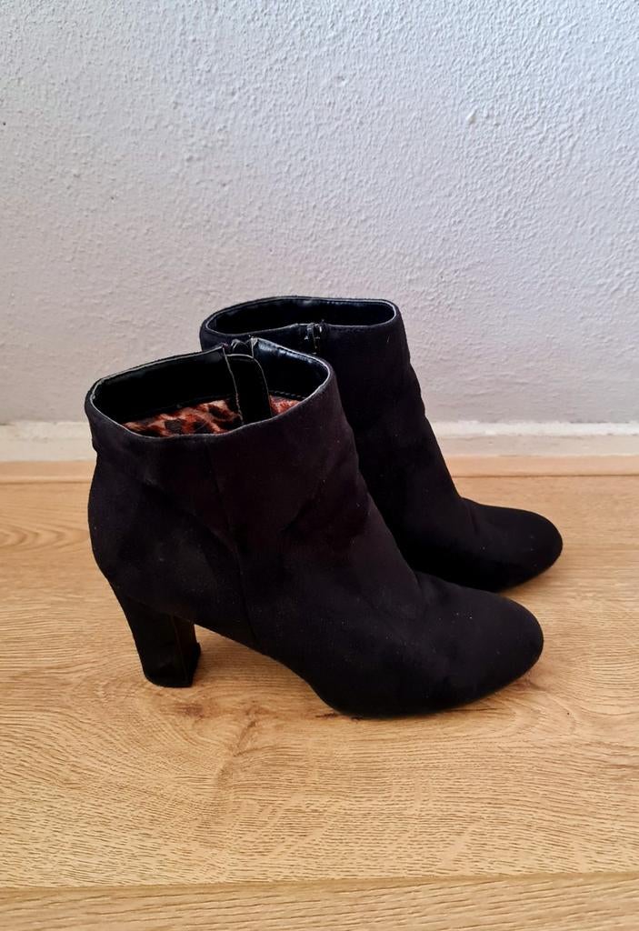Mooie zwarte suede enkellaarsjes maat 41, New Shape, Zwart, Lage of Enkellaarzen, Ophalen of Verzenden