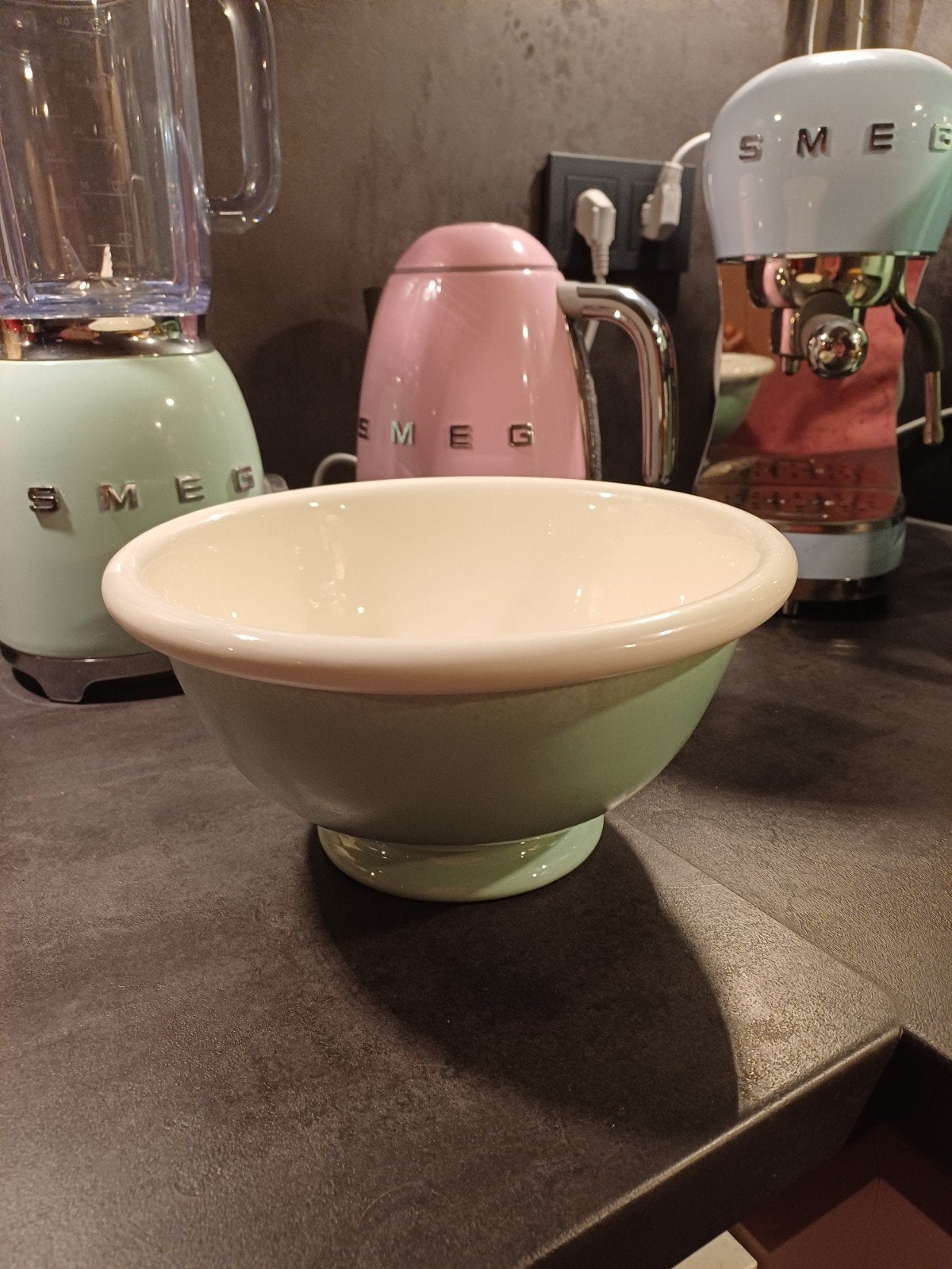 Mooie gave pastel groene Beslagkom van Regout, Verzenden