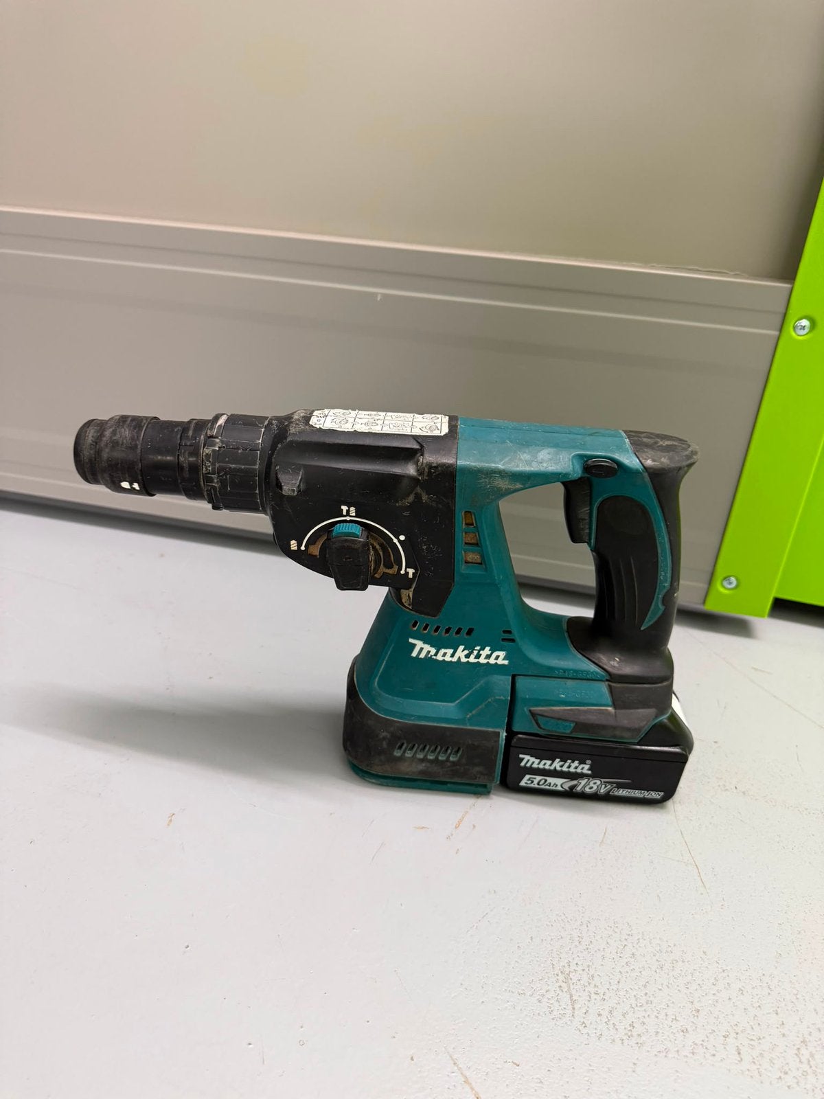 Makita DHR243 18V SDS-Plus Combihamer + 5.0Ah accu, Doe-het-zelf en Verbouw, Gereedschap | Schuurmachines, Ophalen, Zo goed als nieuw