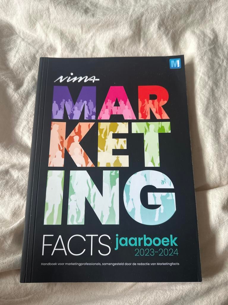 NIMA Marketingfacts Jaarboek 2023-2024, Boeken, Ophalen of Verzenden, Zo goed als nieuw, Economie en Marketing