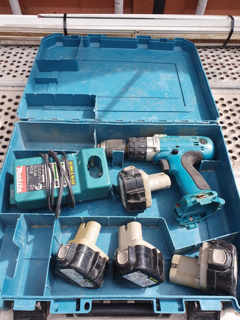 Makita 6317DWFE Accuboormachine met 4 accu's en lader, Gebruikt, Variabele snelheid, Ophalen of Verzenden, Boor- en Schroefmachine