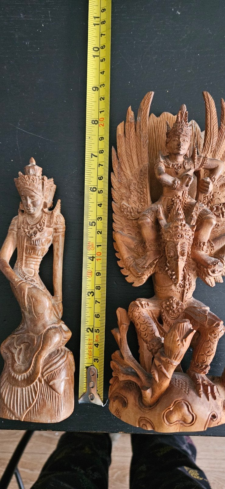 Twee handgesneden houten Balinese beelden, Overige onderwerpen, Ophalen of Verzenden, Handgemaakt, 20 - 50 cm