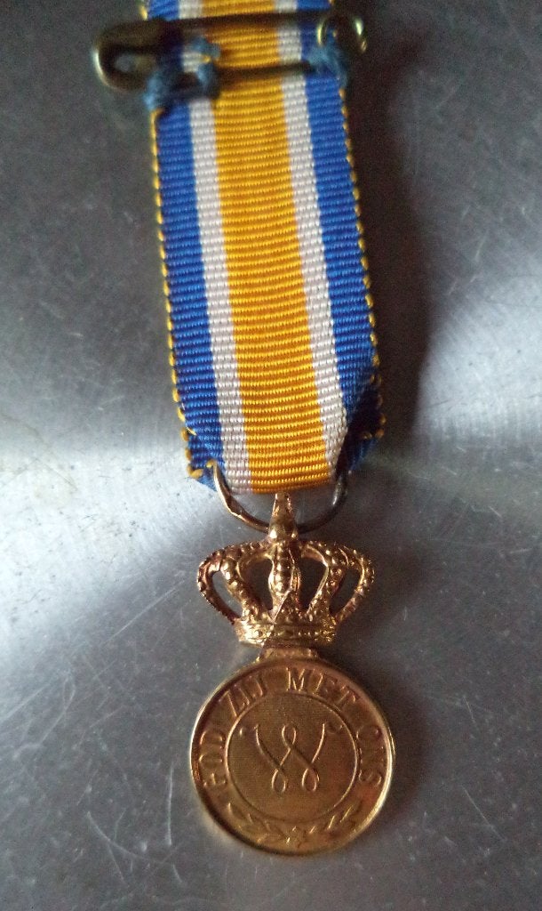 1970 Orde van Oranje Medaille 14 karaat goud miniat., Ophalen of Verzenden, Landmacht, Nederland, Lintje, Medaille of Wings