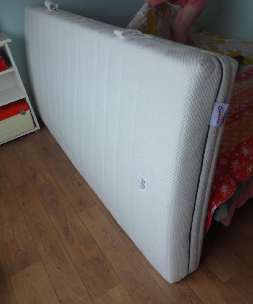 2 jaar oude M-LINE matras type Wave, Ophalen, 90 cm, Eenpersoons, Zo goed als nieuw