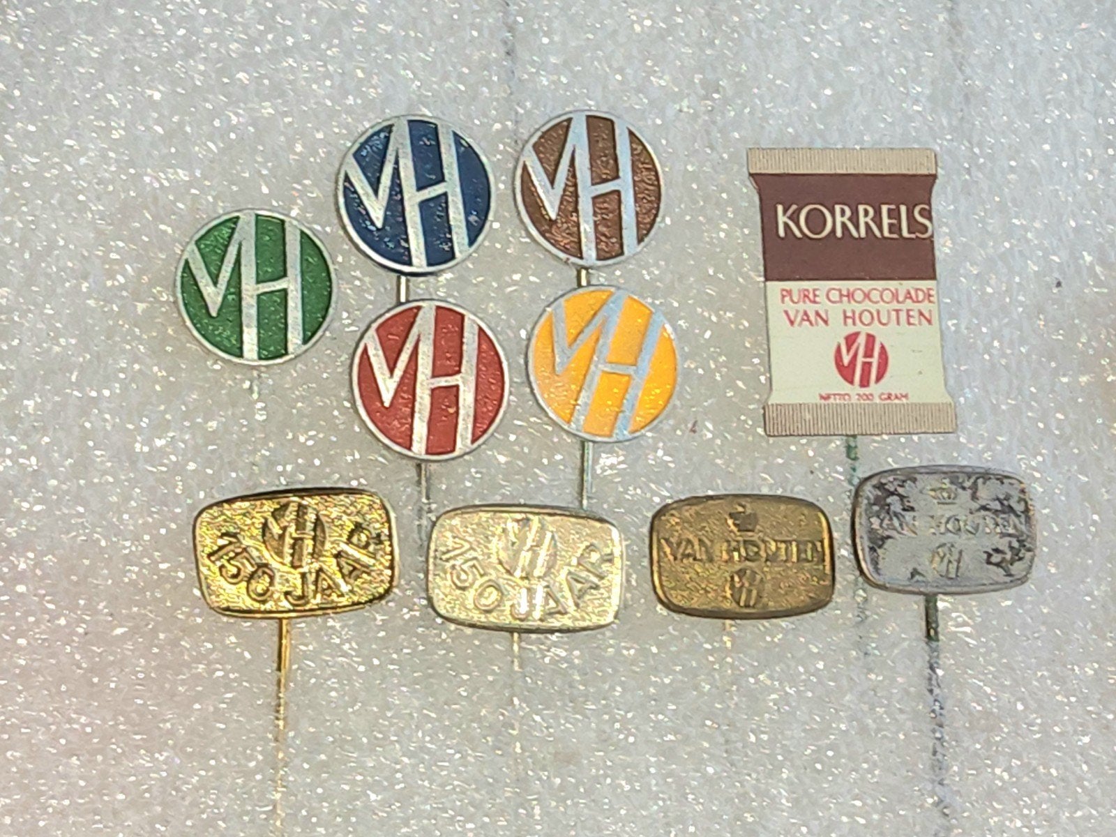 10 Vintage Van Houten Speldjes - Chocolade en Jubileum, Ophalen of Verzenden, Gebruikt, Merk, Speldje of Pin