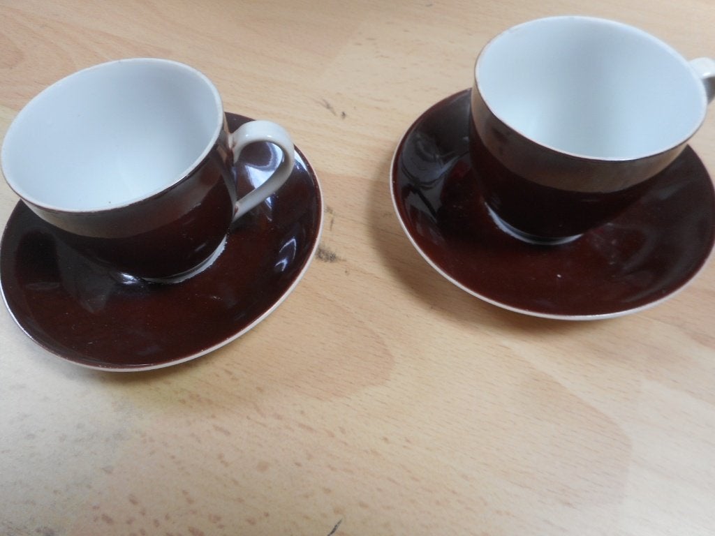 2 Vintage Bruine Koffiekopjes met Schotels - Made in DDR, Ophalen of Verzenden
