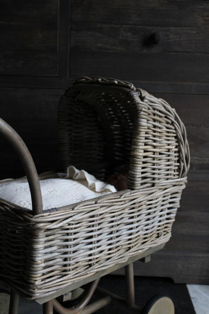 Rotan poppenwagen, Kinderen en Baby's, Speelgoed | Poppen, Nieuw, Babypop, Ophalen of Verzenden