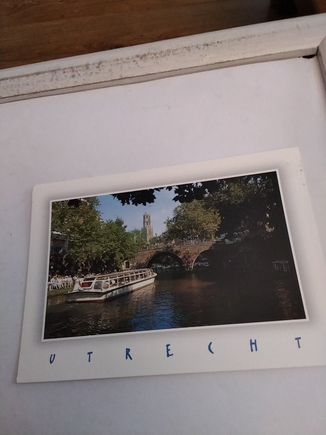 Oude ansichtkaart Utrecht Oudegracht met boot en Domtoren, Ophalen of Verzenden, 1980 tot heden, Gelopen, Utrecht