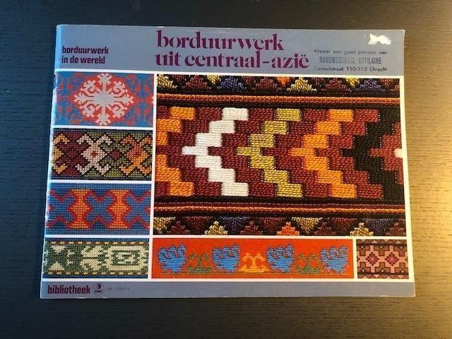 Boek "Borduurwerk uit Centraal Azië "   € 10,00, Boeken, Ophalen of Verzenden, Borduren en Naaien, Onbekend, Gelezen