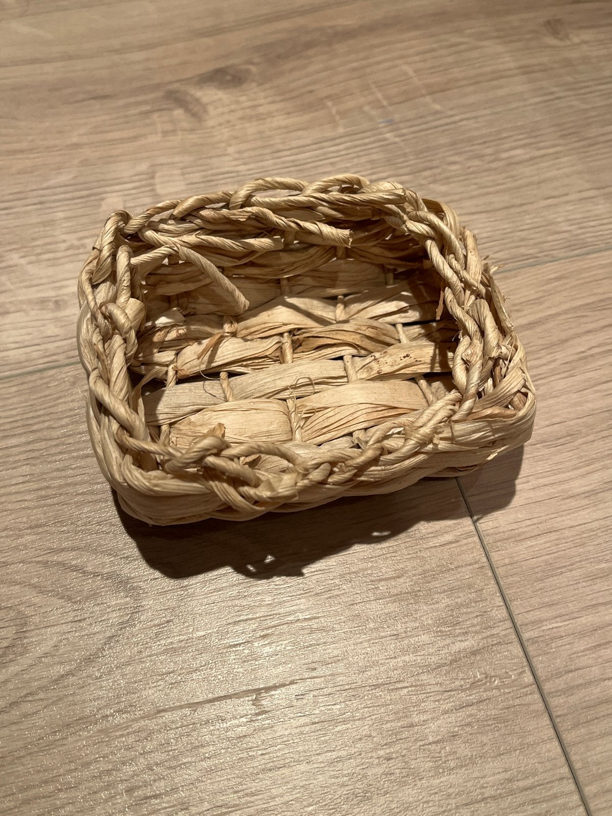 Decoratieve rieten mand - vierkant, Huis en Inrichting, Woonaccessoires | Schalen en Manden, Gebruikt, Gevlochten, Mand, Vierkant