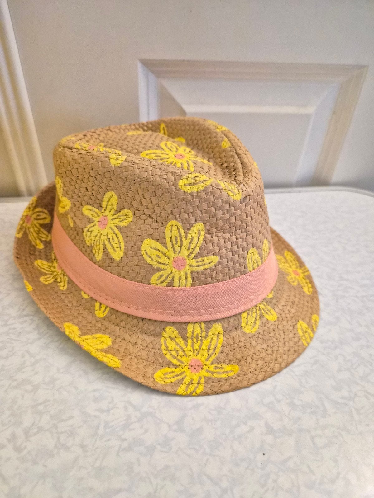 Nieuwe strohoed met gele bloemen en roze band, Ophalen of Verzenden, Nieuw, Meisje, Hoed