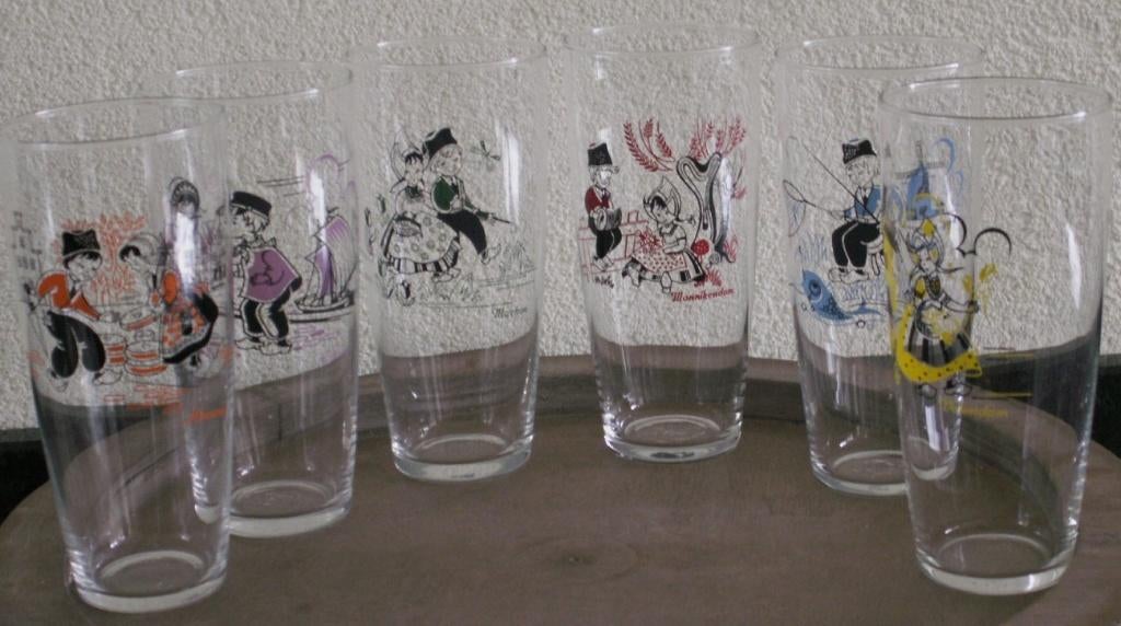 Complete set zes glazen klederdracht vissersplaatsen jaren60, Verzamelen, Glas en Borrelglaasjes, Ophalen of Verzenden, Nieuw