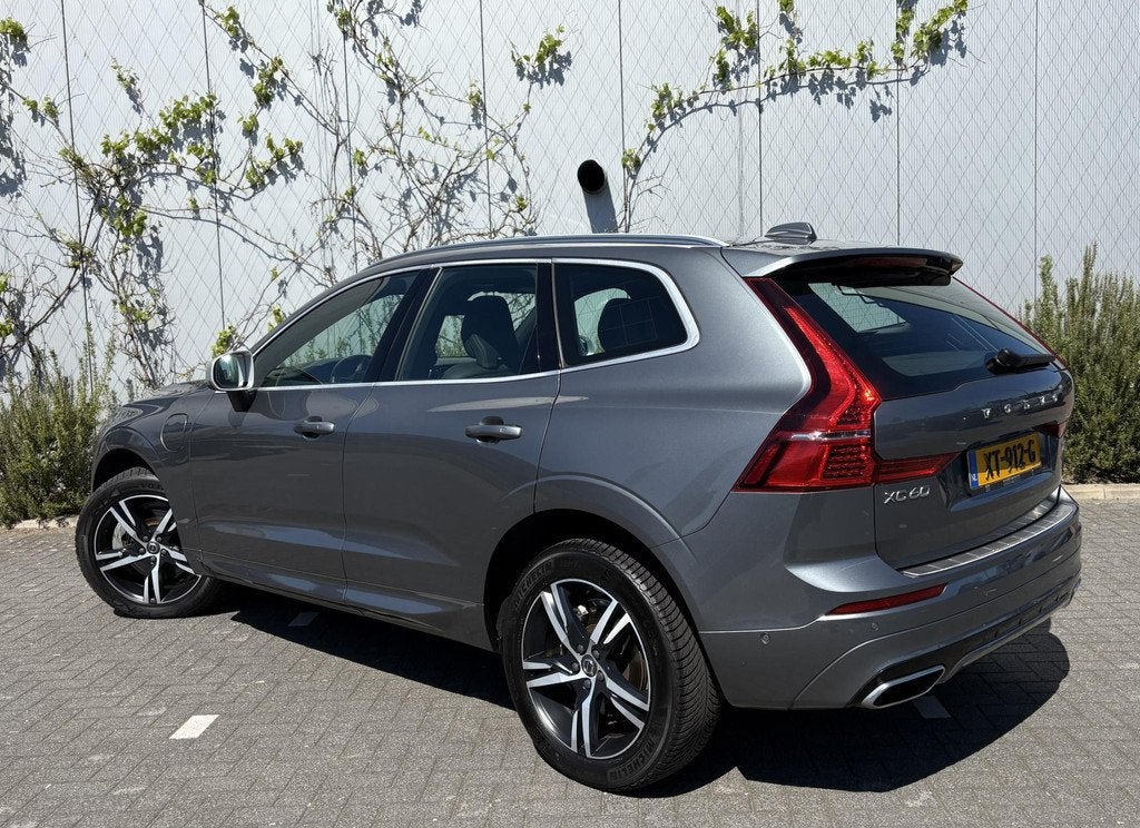 Volvo XC60 2.0 T8 Twin Engine AWD R-Design | Luchtvering | A, Auto's, Volvo, 12 maanden, Euro 6, 4 cilinders, 2039 kg