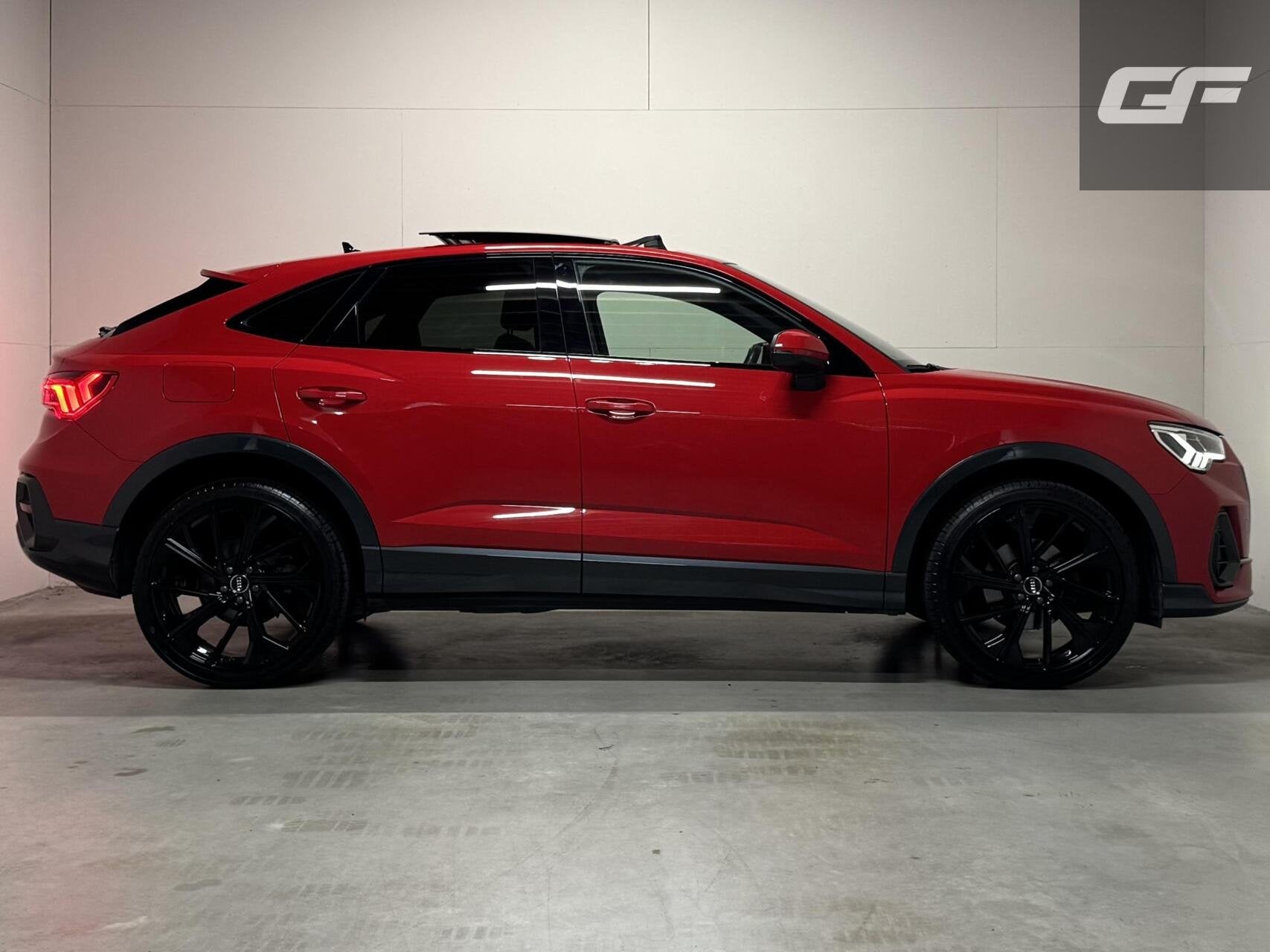 Audi Q3 Sportback 35 TFSI S-Line Black Edition Pano B&O Leer, 15 km/l, 4 cilinders, 1505 kg, Bedrijf